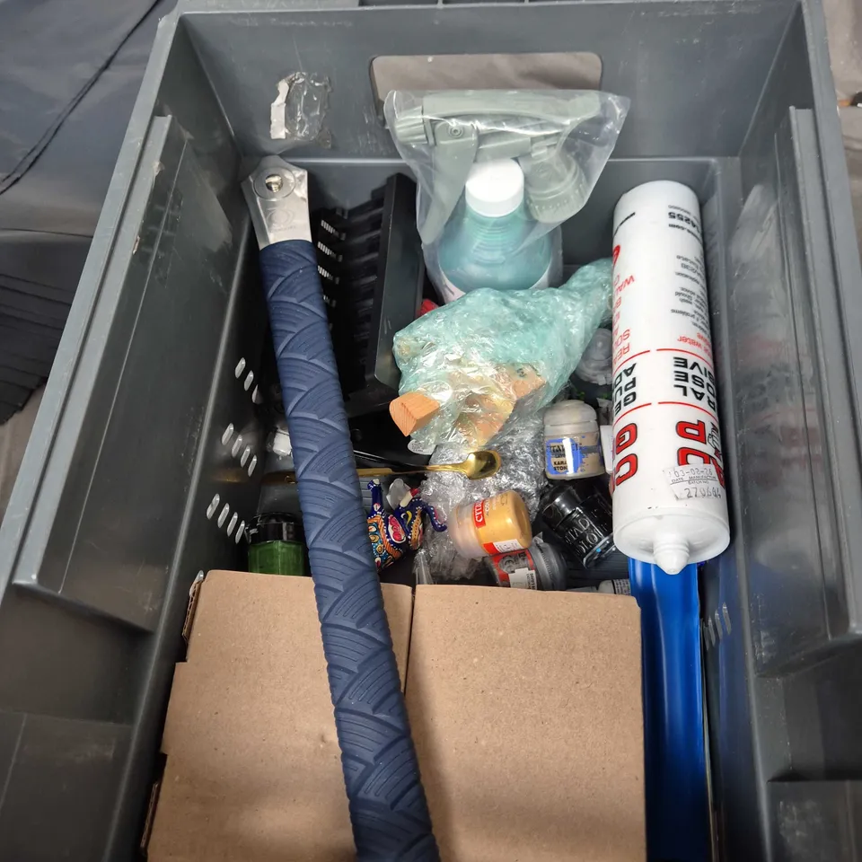 APPROXIMATELY 15 ASSORTED HOUSEHOLD PRODUCTS TO INCLUDE SMOL WASHING LIQUID REFILL PACK, HEATING FOOT MASSAGER, DYE-OXIDE GREEN SPRAY ETC