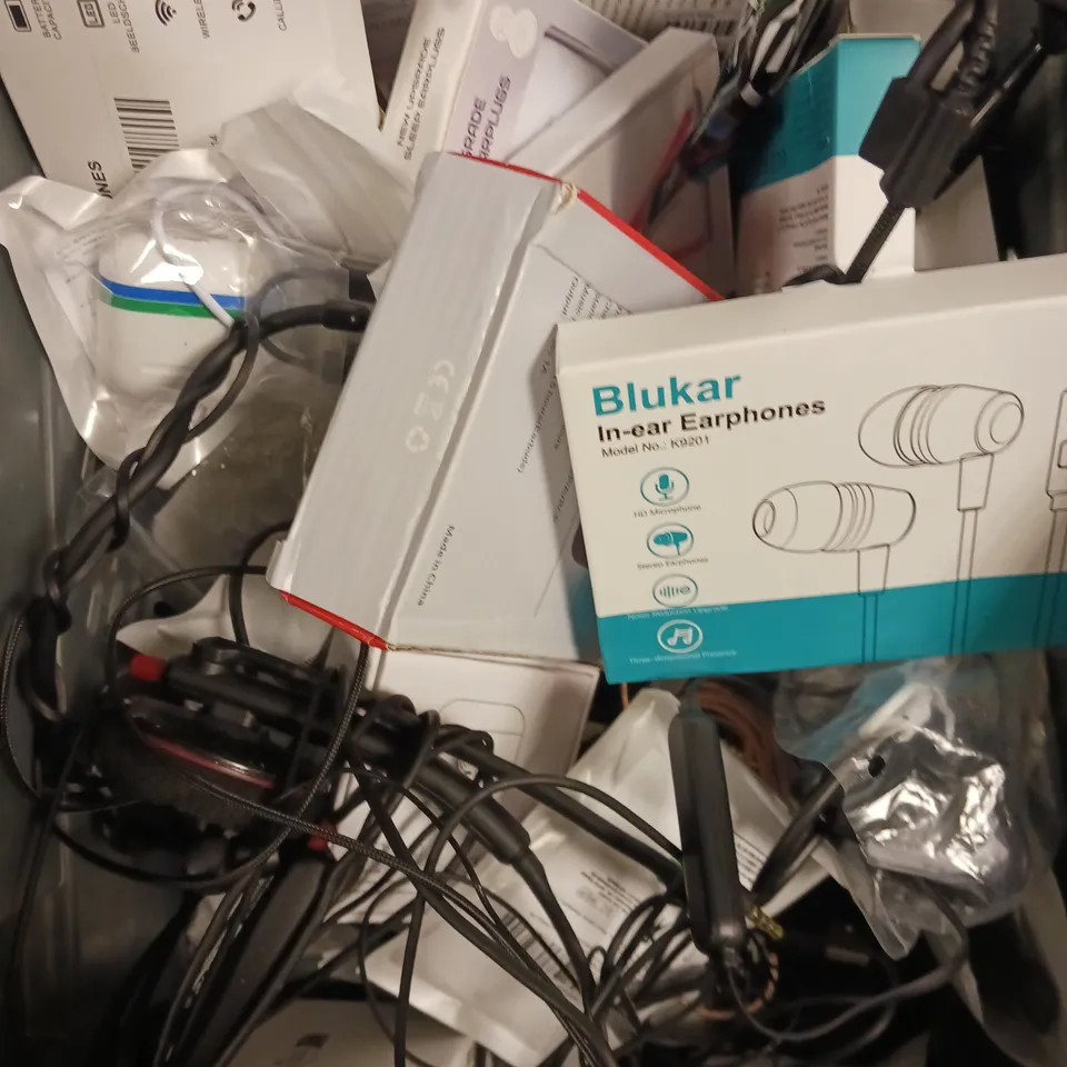 APPROXIMATELY 20 ASSORTED HEADPHONE PRODUCTS/ACCESSORIES TO INCLUDE IN EAR HEADPHONES, WIRELESS CHARGING CASES, PROTECTIVE CASES ETC 