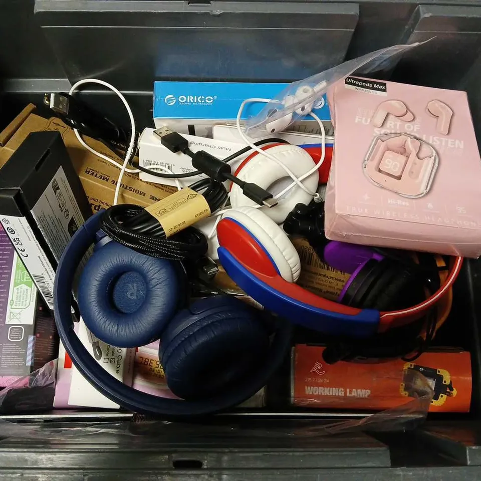 APPROXIMATELY 15 ASSORTED ELECTRICAL PRODUCTS TO INCLUDE HEADPHONES, 4 PARTS CLIP HUB, MM712 WIRELESS MOUSE, ETC