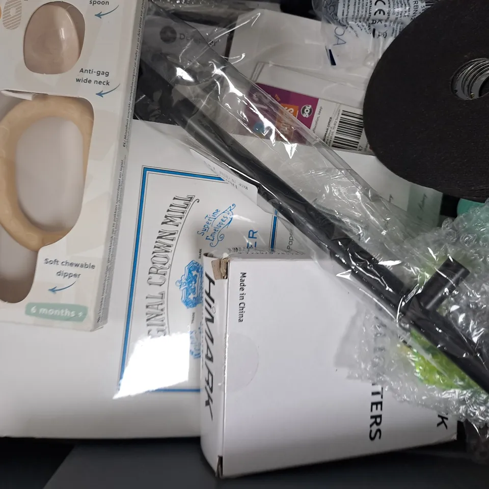 APPROXIMATELY 10 ASSORTED HOUSEHOLD ITEMS TO INCLUDE LASER CUT DISCS, BIBADO HANDI CUTLERY, ETC
