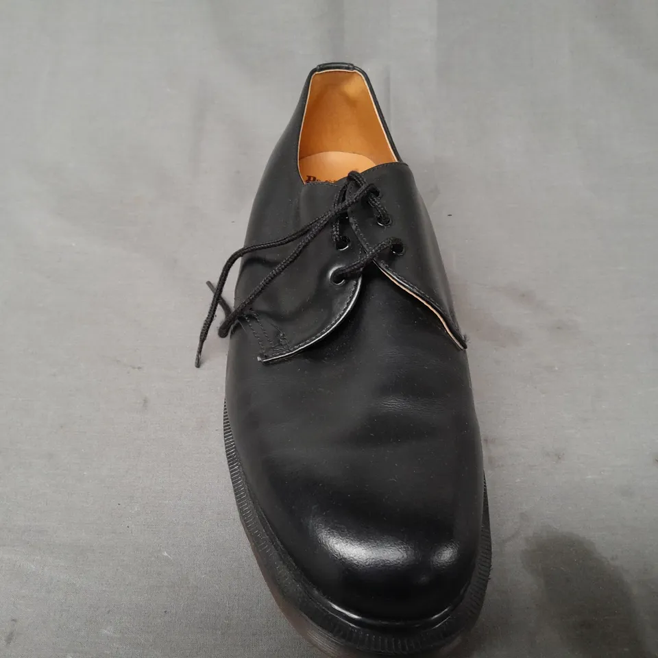 PAIR OF DR MARTENS LACE-UP SHOES IN BLACK SIZE 11