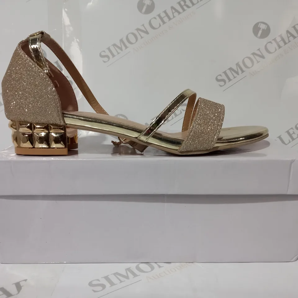 BOXED PAIR OF DESIGNER OPEN TOE LOW HEEL SANDALS IN METALLIC GOLD COLOUR W. GLITTER EFFECT EU SIZE 39