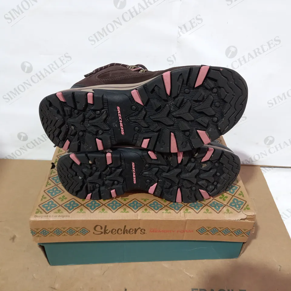 BOXED PAIR OF SKECHERS BROWN BOOTS- SIZE 6