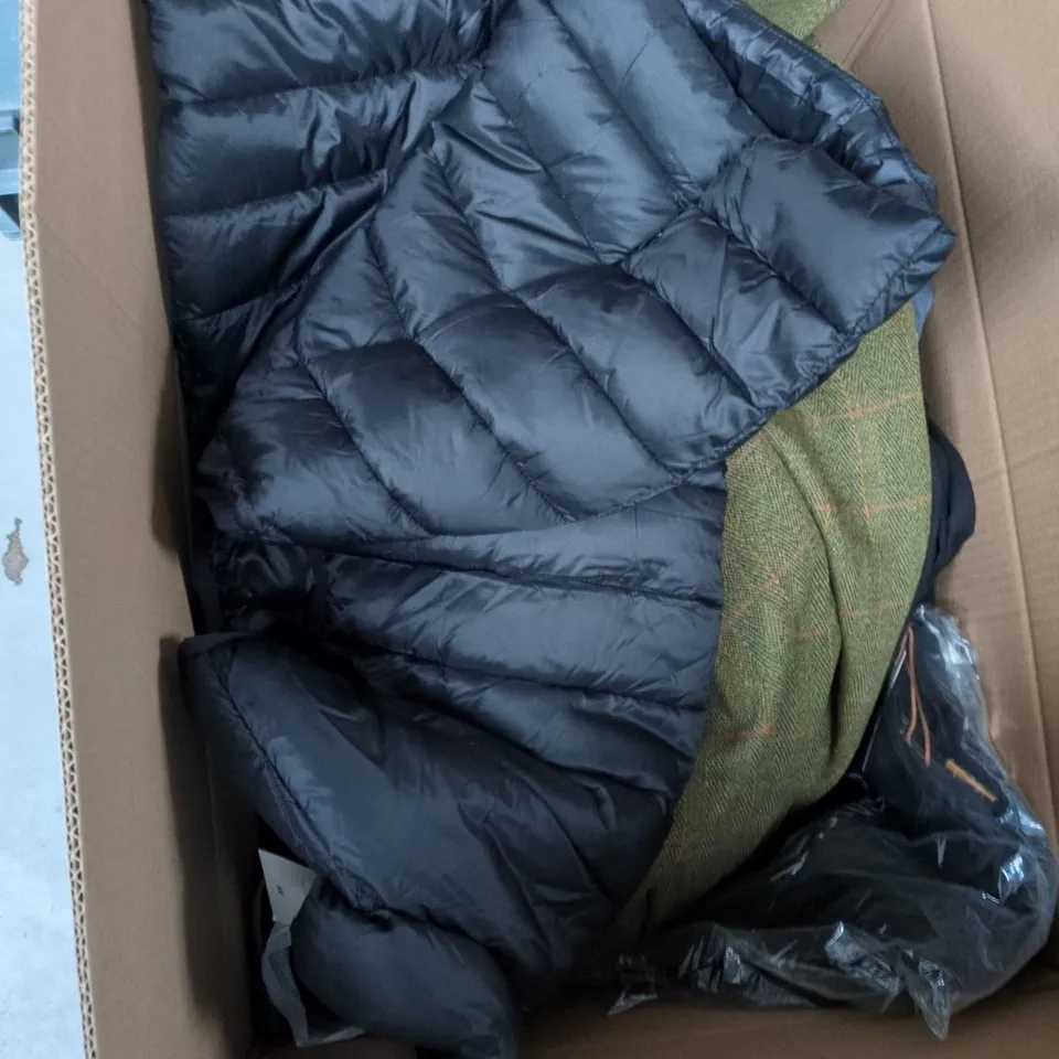 BOX OF APPROXIMATELY 25 ASSORTED CLOTHING ITEMS TO INCLUDE: BERGHAUS HAT AND OSPREY SOCKS