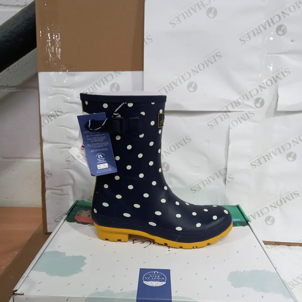 PAIR OF JOULES MOLLY WELLY IN NAVY/WHITE/YELLOW - UK SIZE 8 