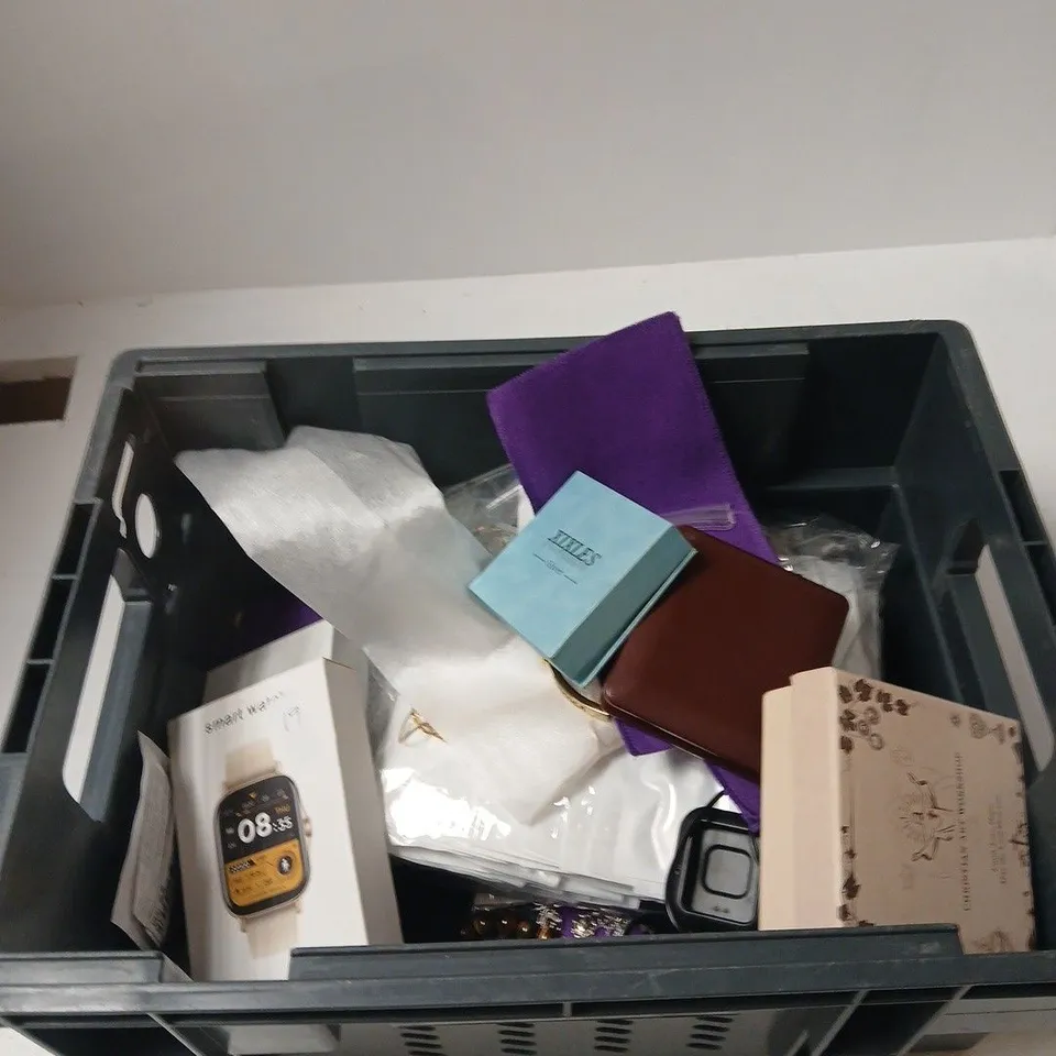 BOX F APPROXIMATELY 15 ASSORTED PIECES F JEWELLERY INCLUDING A SMART WATCH, SOME BRACELETS AND XIXLES NECKLACE