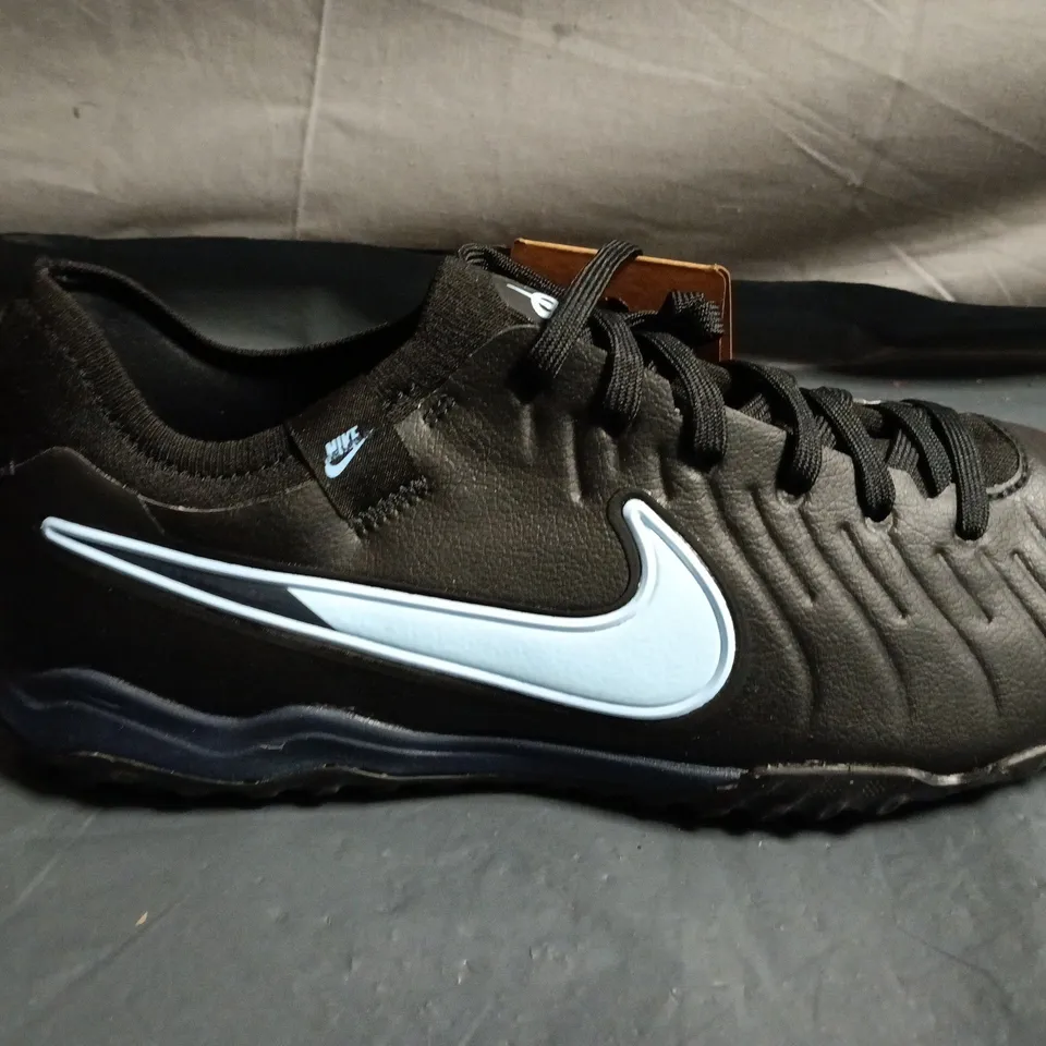 UNBOXED PAIR OF NIKE TRAINERS - UK SIZE 9.5