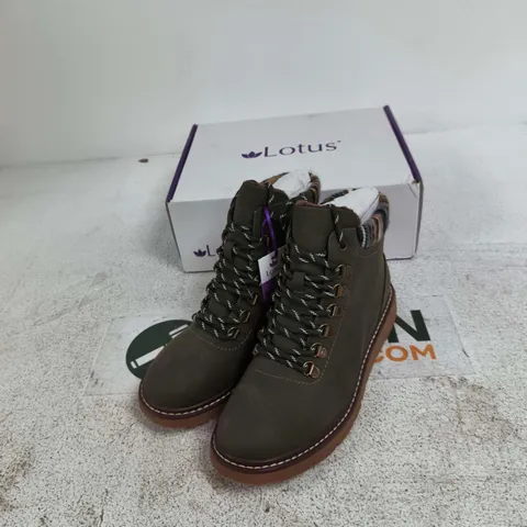 UK7 LOTUS MYRTLE KHAKI HIKING BOOTS (EU41)