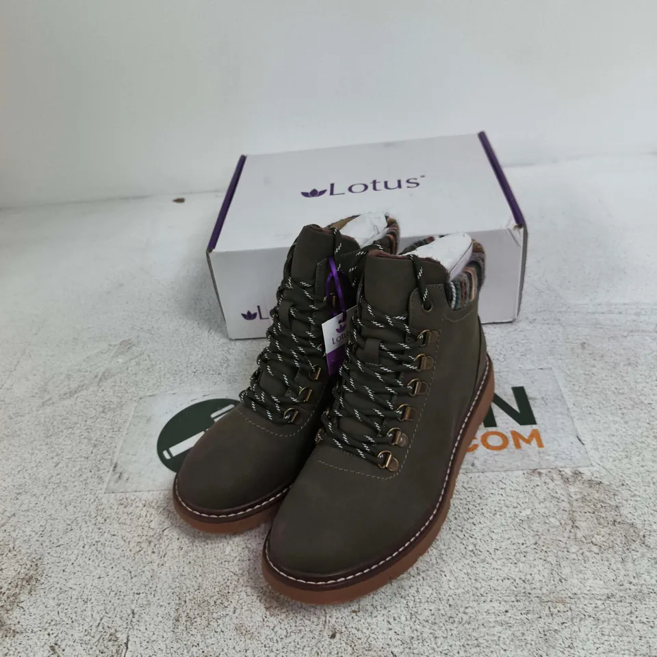 UK7 LOTUS MYRTLE KHAKI HIKING BOOTS (EU41)