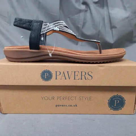 BOXED PAIR OF PAVERS TOE-POST SANDALS IN BLACK W. JEWEL EFFECT SIZE 7