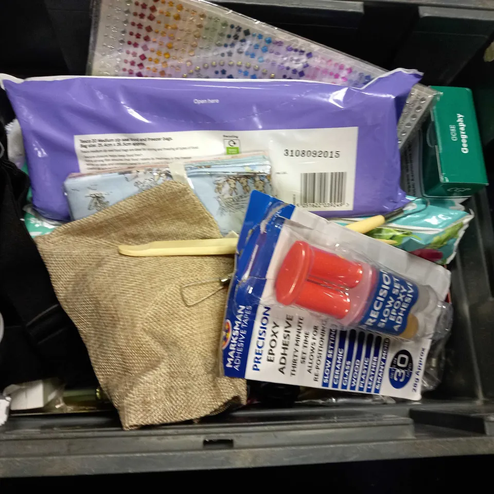 BOX OF APPROX 10 ASSORTED ITEMS TO INCLUDE - CGP GCSE BIOLOGY REVISION CARDS - CGP GCSE PHYSICS QUESTION CARDS - MARKSMAN 2 IN 1 WRENCH ECT