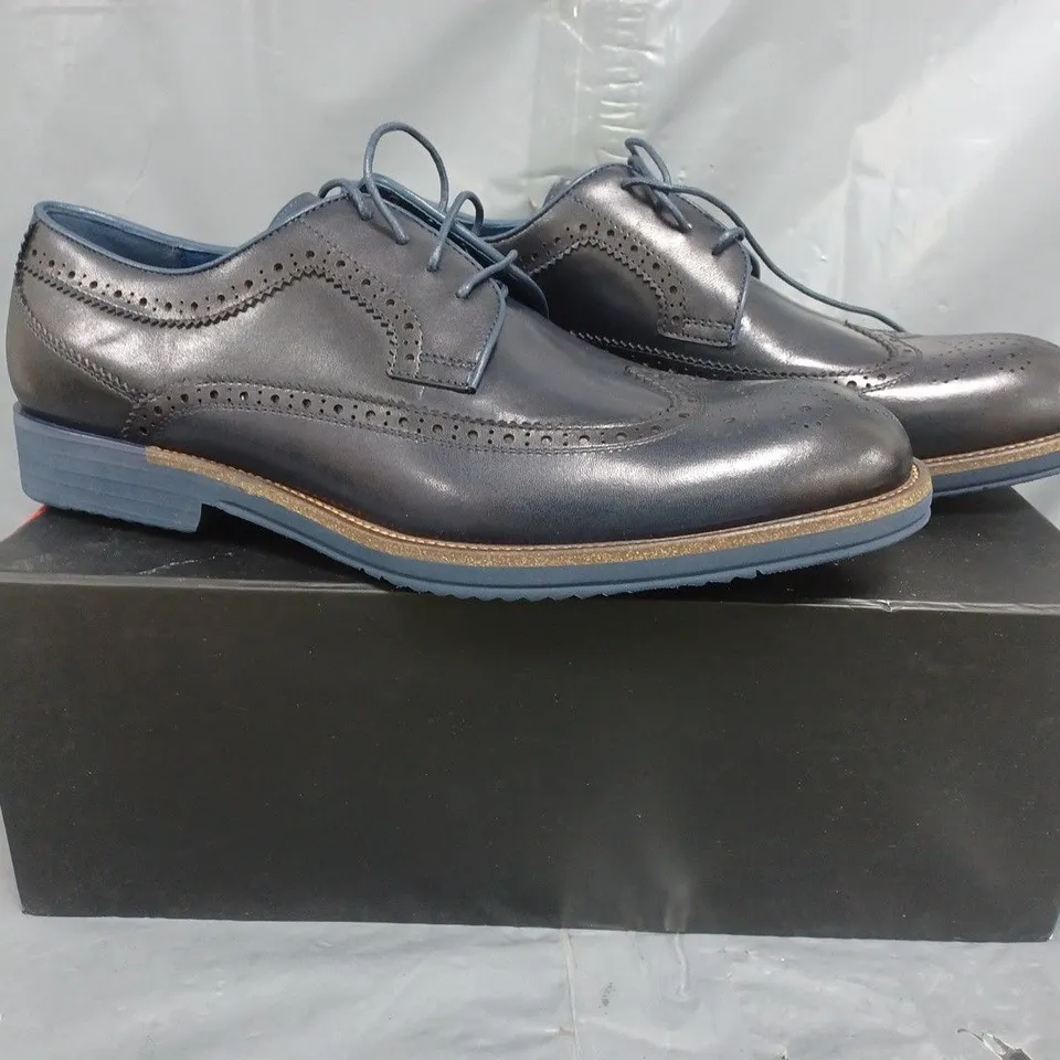 BOXED PAIR OF ALEXANDER PACE LACE-UP SHOES IN NAVY SIZE 9