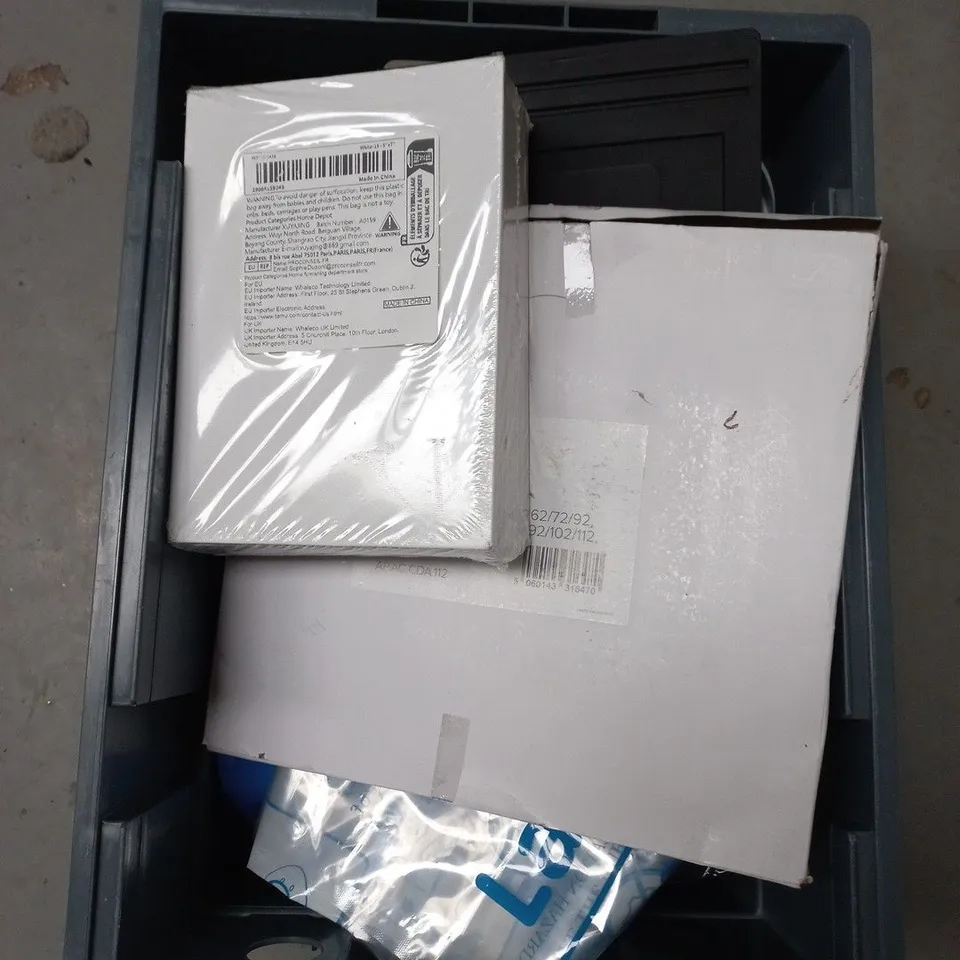 APPROXIMATELY 15 ASSORTED HOUSEHOLD PRODUCTS TO INCLUDE TOILET CISTERN BLOCKS, VACUUM SEAL BAGS AND MASTERWASH SPRAY NOZZLE