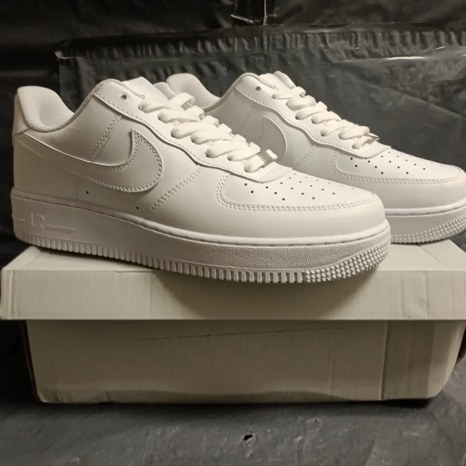 BOXED PAIR OF NIKE AIR FORCE 1 '07 TRAINERS IN WHITE SIZE UK 9
