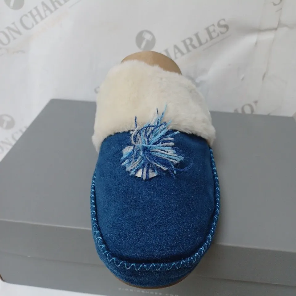 BOXED VIONIC GRACE SLIPPERS, NAVY - SIZE 6