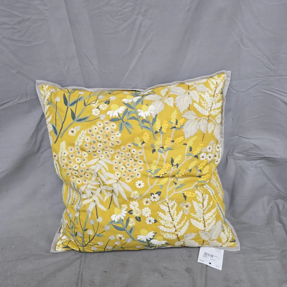 BOX OF APPROXIMATELY 20 HOUSEHOLD ITEMS INCLUDING:TOWEL, SHIELD COVER AND PILLOW