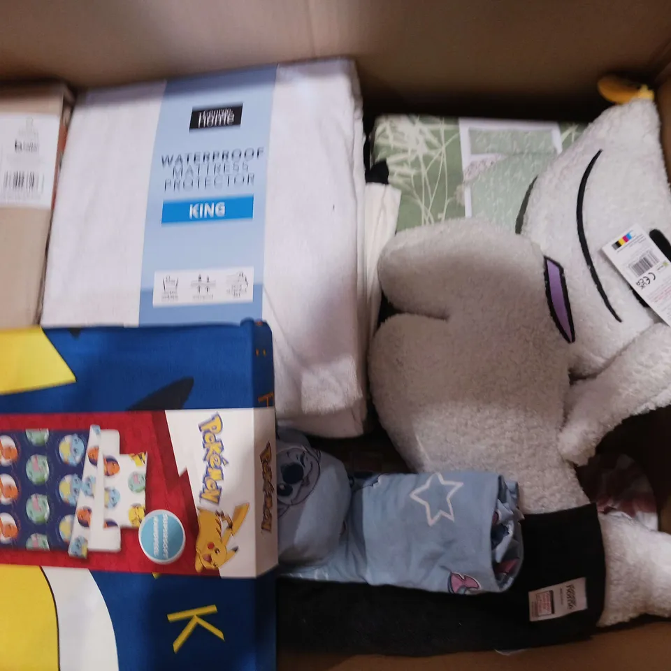 BOX OF APPROXIMATELY 12 ASSORTED BEDDING AND SOFT FURNISHING ITEMS TO INCLUDE - DUVET SETS, FITTED SHEETS, AND BEACH TOWELS ETC. 
