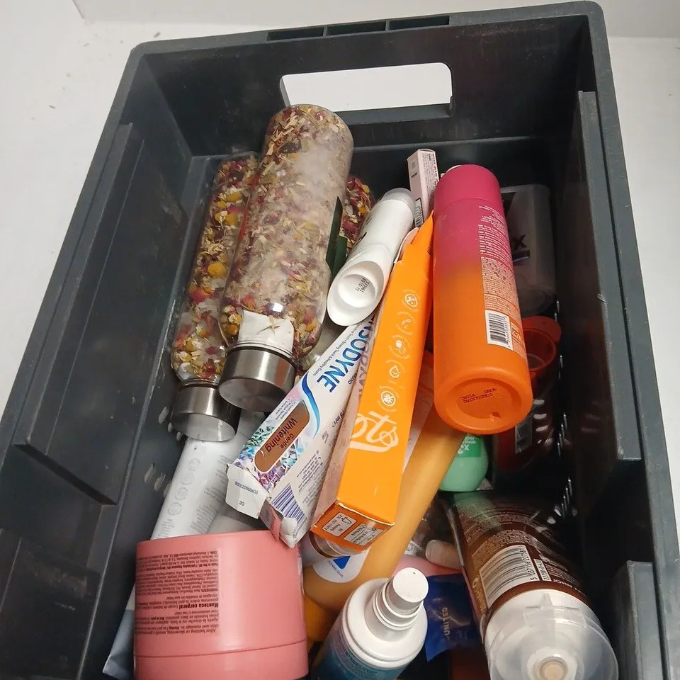 TOTE OF APPROXIMATELY 20 ASSORTED COSMETICS TO INCLUDE: JOHNSONS BABY POWDER