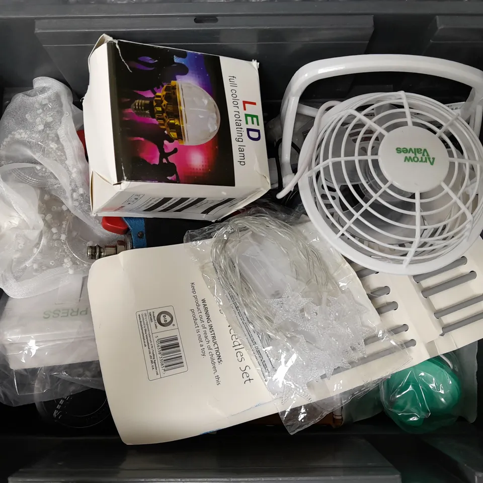 APPROXIMATELY 15 ASSORTED HOUSEHOLD ITEMS TO INCLUDE KNITTING NEEDLES KIT, USB FAN, LED ROTATING PROJECTION LAMP, ETC