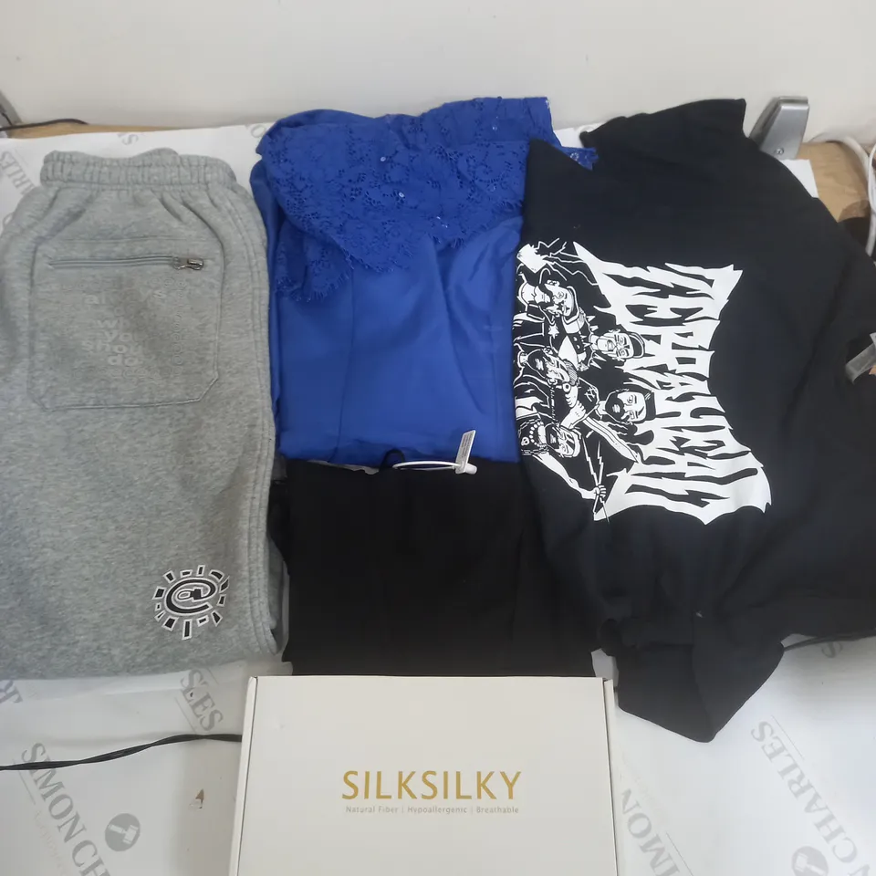LOT OF APPROX 30 ASSORTED CLOTHING ITEMS AND ACCESSORIES TO INCLUDE; T-SHIRTS, JUMPERS , TROUSERS ETC