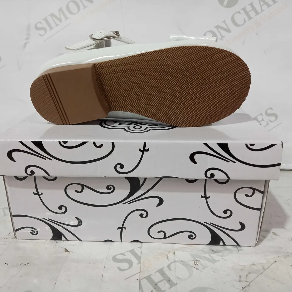 BOXED PAIR OF SEVVA CHILDREN'S BOW SHOES IN WHITE SIZE 7