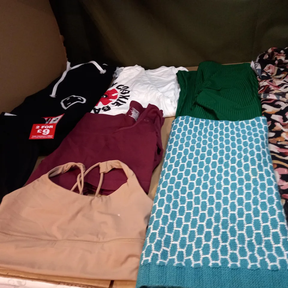 LOT OF APPROX 20 ASSORTED CLOTHING ITEMS VARYING IN SIZE/COLOUR/STYLE TO INCLUDE: TROUSERS, SKIRTS, TOPS
