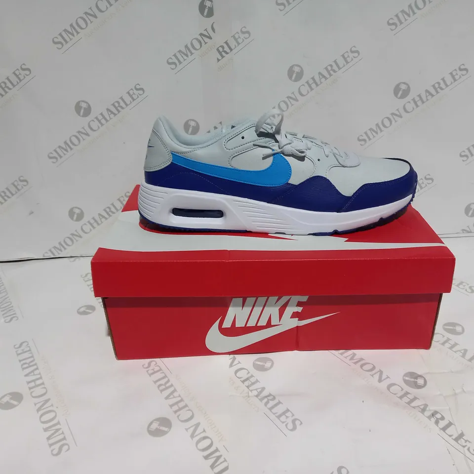 BOXED PAIR OF NIKE AIR MAX SC PURE PLATINUM/BLUE LIGHTING UK 14 