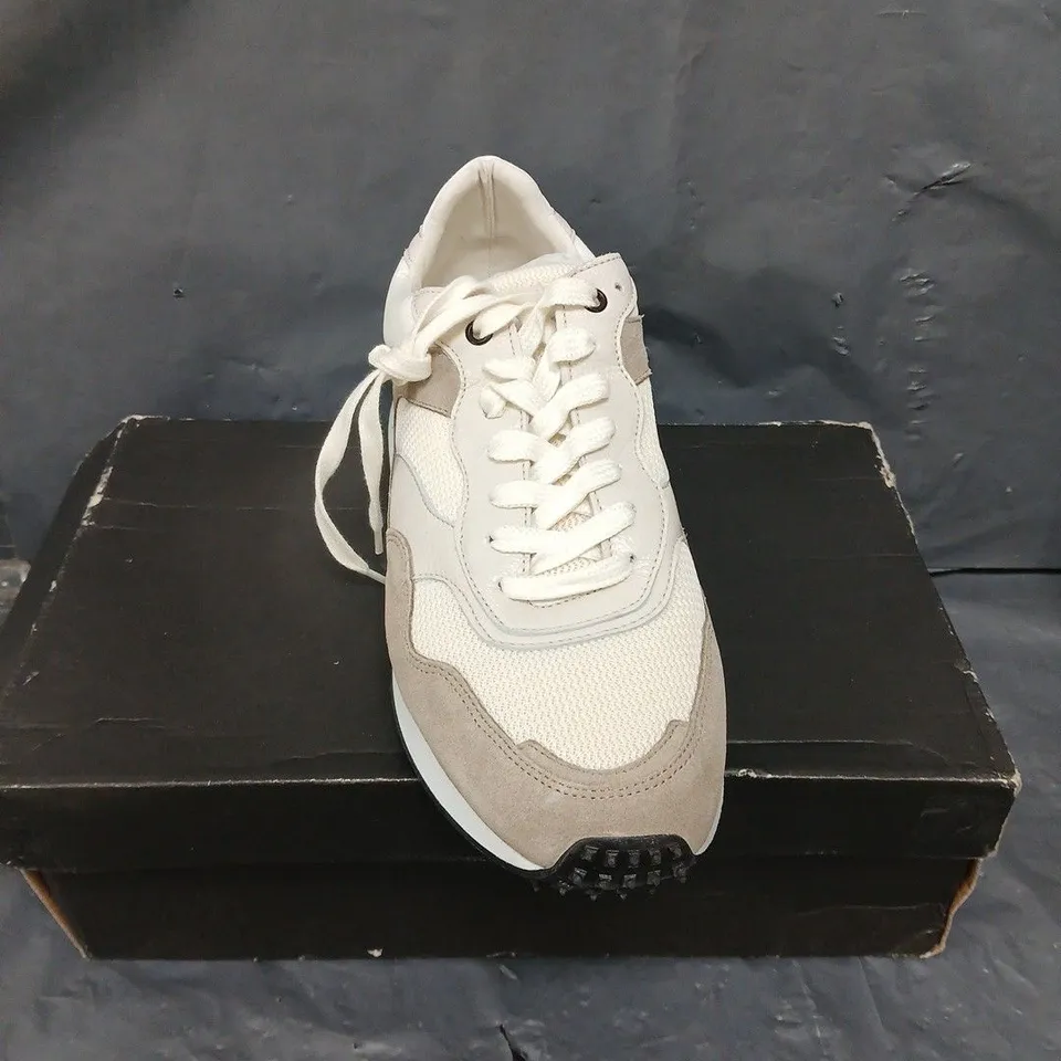 BOXED PAIR OF OLIVER JACOB LACE UP TRAINERS IN WHITE/TAUPE - 10