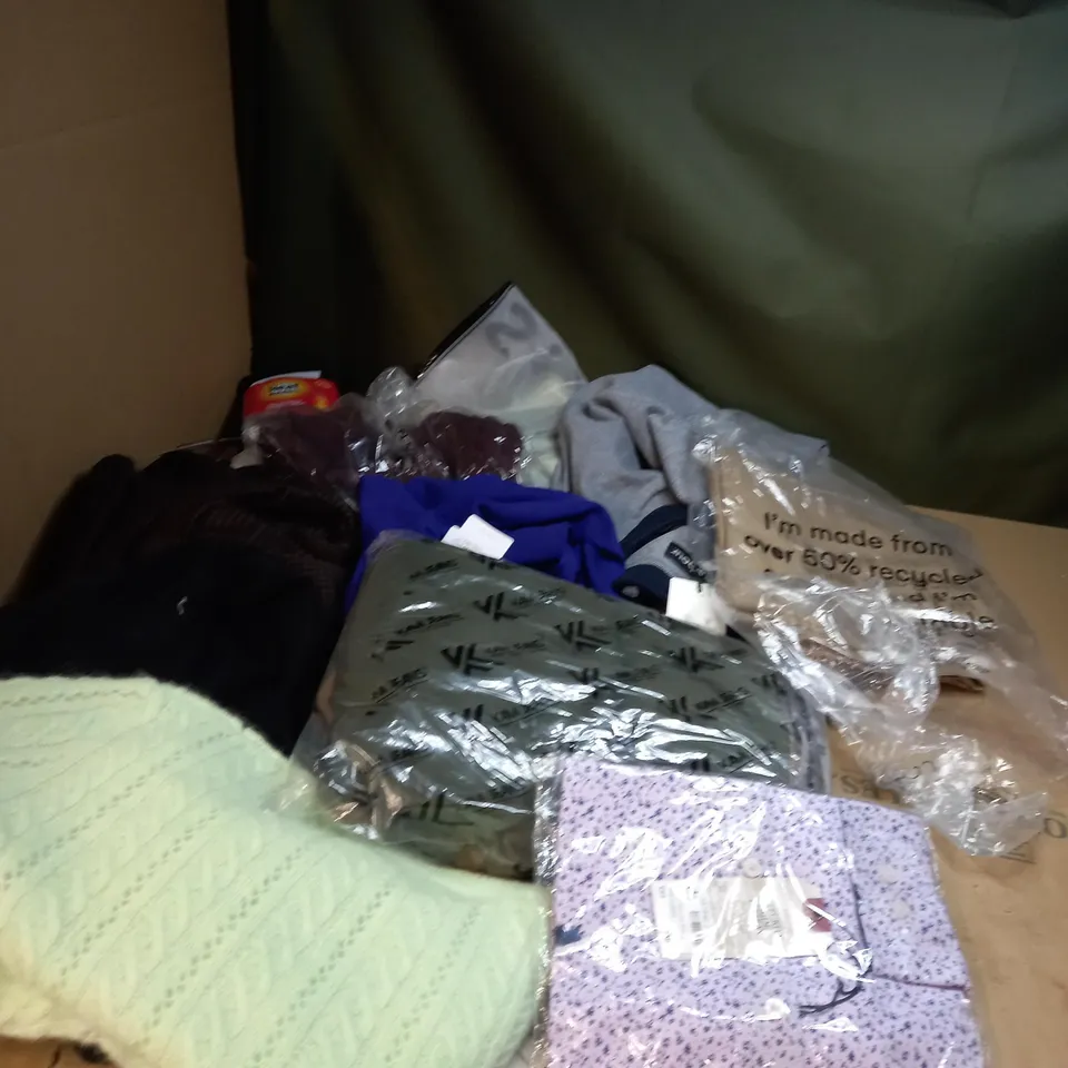 LOT OF 50 ASSORTED CLOTHING ITEMS 
