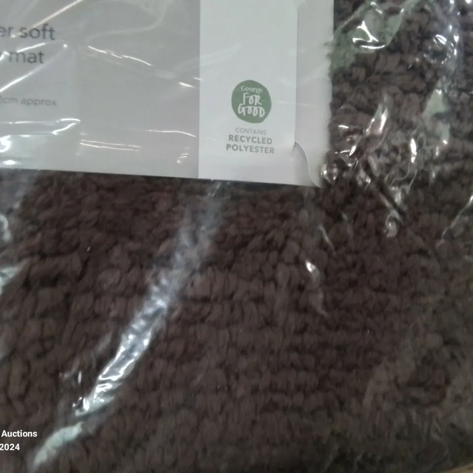 PALLET CONTAINING APPROXIMATELY 192 BRAND NEW SUPER SOFT BATH MATS -BROWN-
