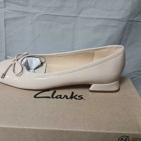 CLARKS BEIGE PATENT BOW PUMPS – UK 5½ / EU 39, BOXED