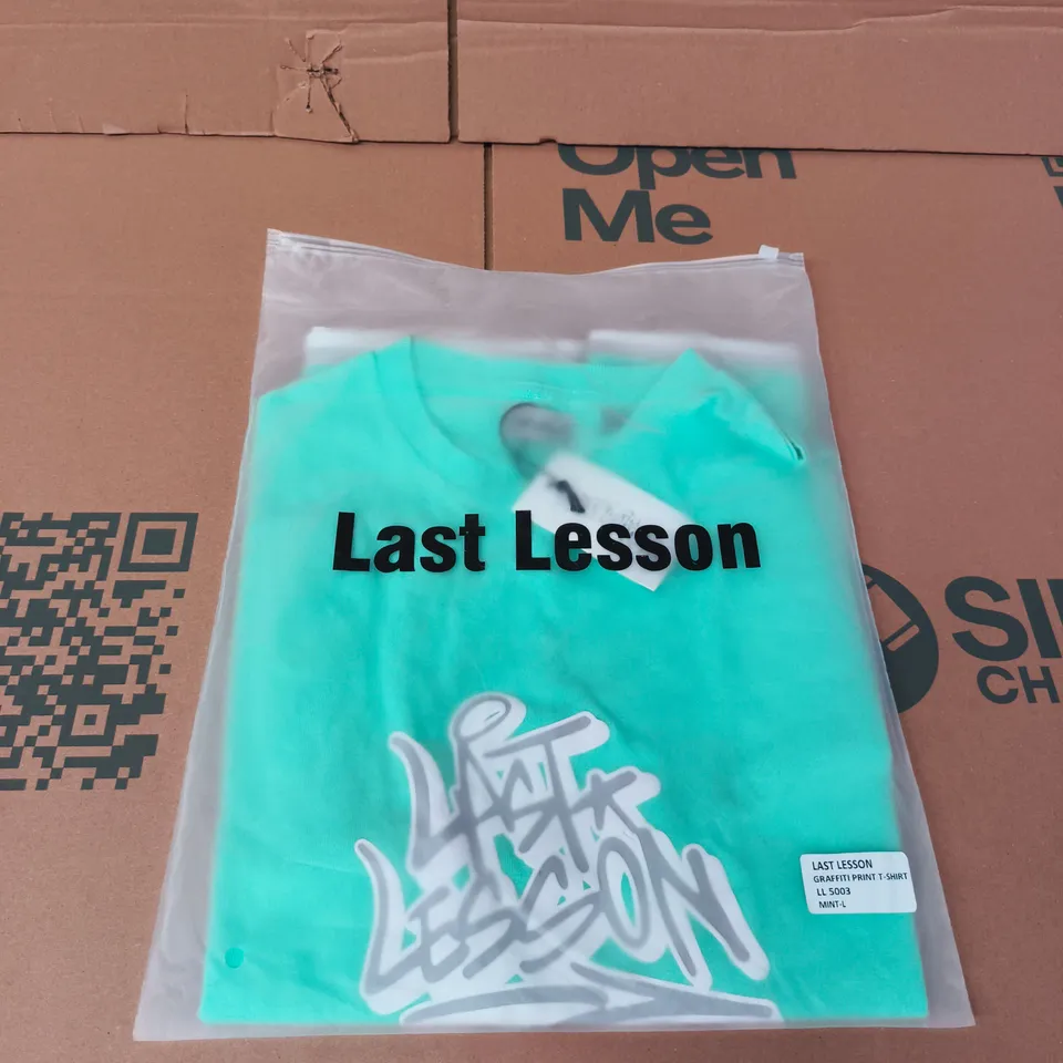 LAST LESSON GRAFFITI PRINT T-SHIRT – MINT, UK L