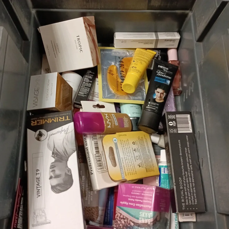 APPROXIMATEY 20 ASSORTED HEALTH AND BEAUTY PRODUCTS TO INCLUDE - RENEW & ME SERUM IN A CREAM - TROPIC BODY WASH AND ROSE SCENTED BATH SALTS