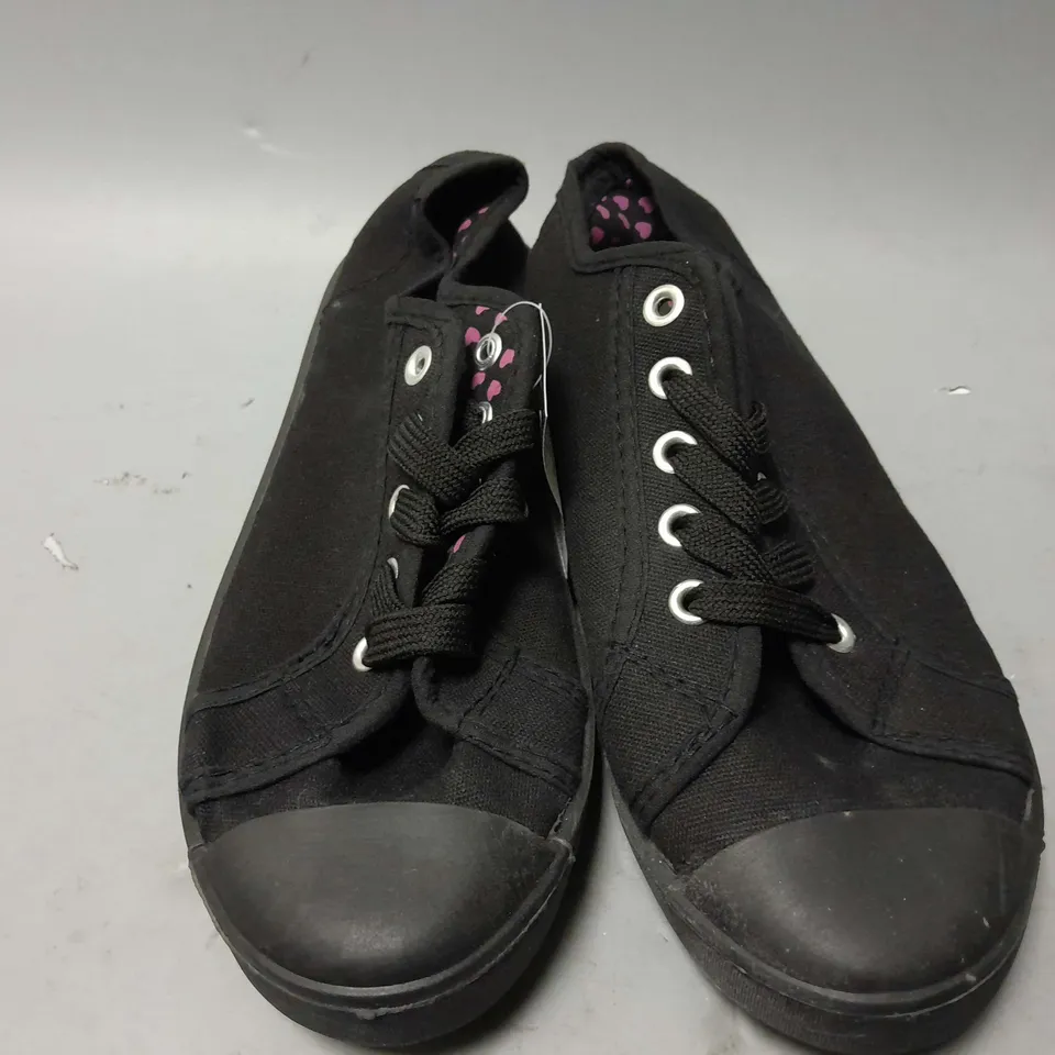 APPROXIMATELY 15 GEORGE LOVE YOUR SHOES PUMPS IN BLACK IN SIZE 4