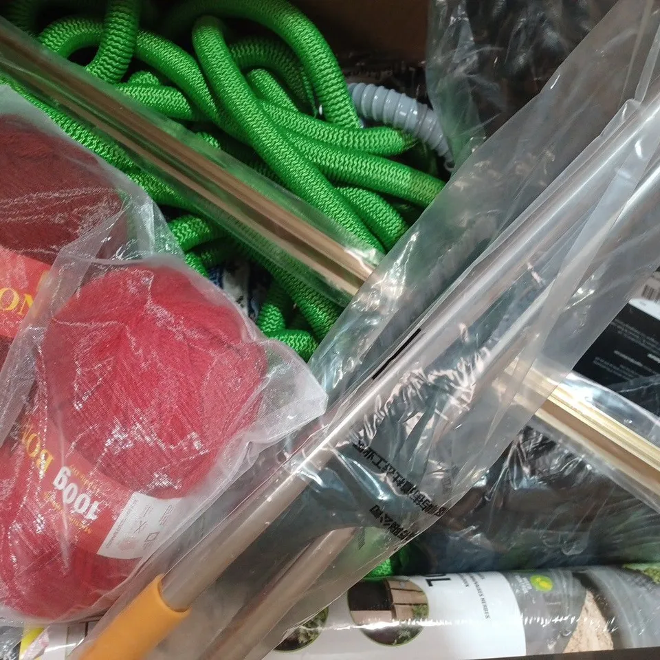 BOX OF APPROXIMATELY 20 ASSORTED HOUSEHOLD ITEMS TO INCLUDE KNITTING YARN, POLAR FLEECE BLANKET, ETC 
