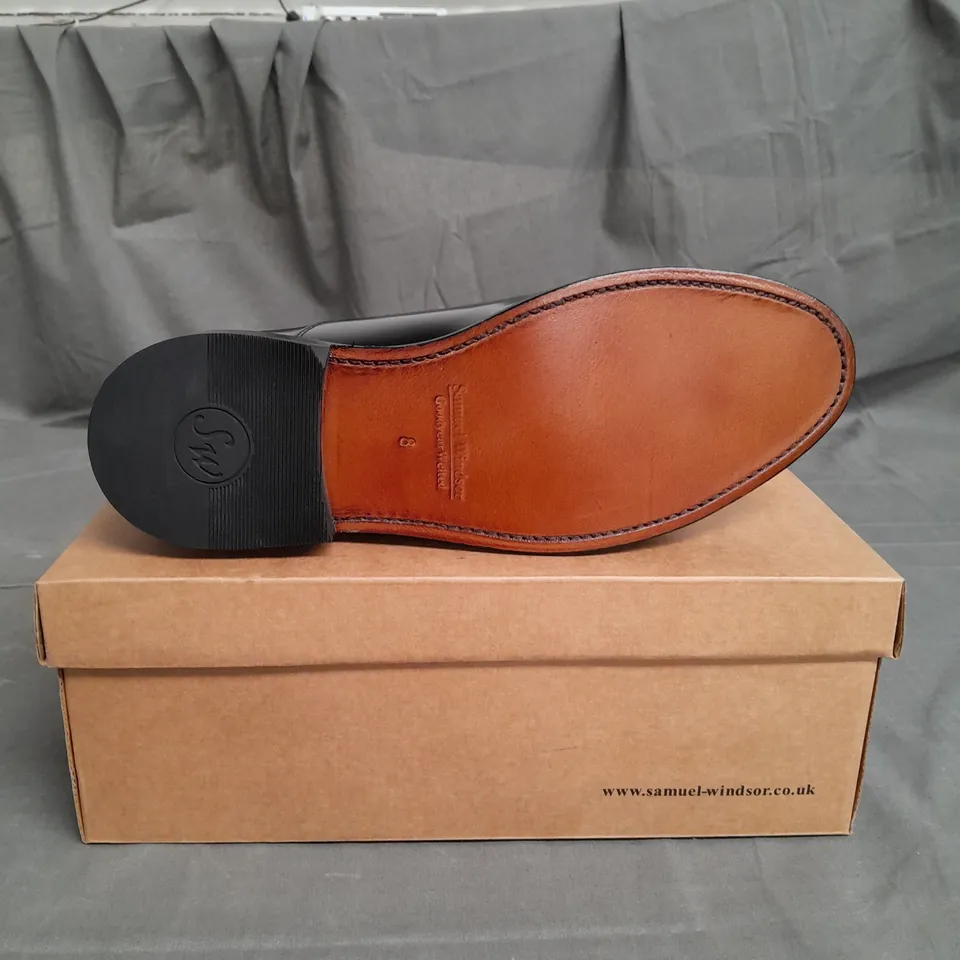 BOXED PAIR OF SAMUEL WINDSOR BLACK SMART SHOES SIZE 8
