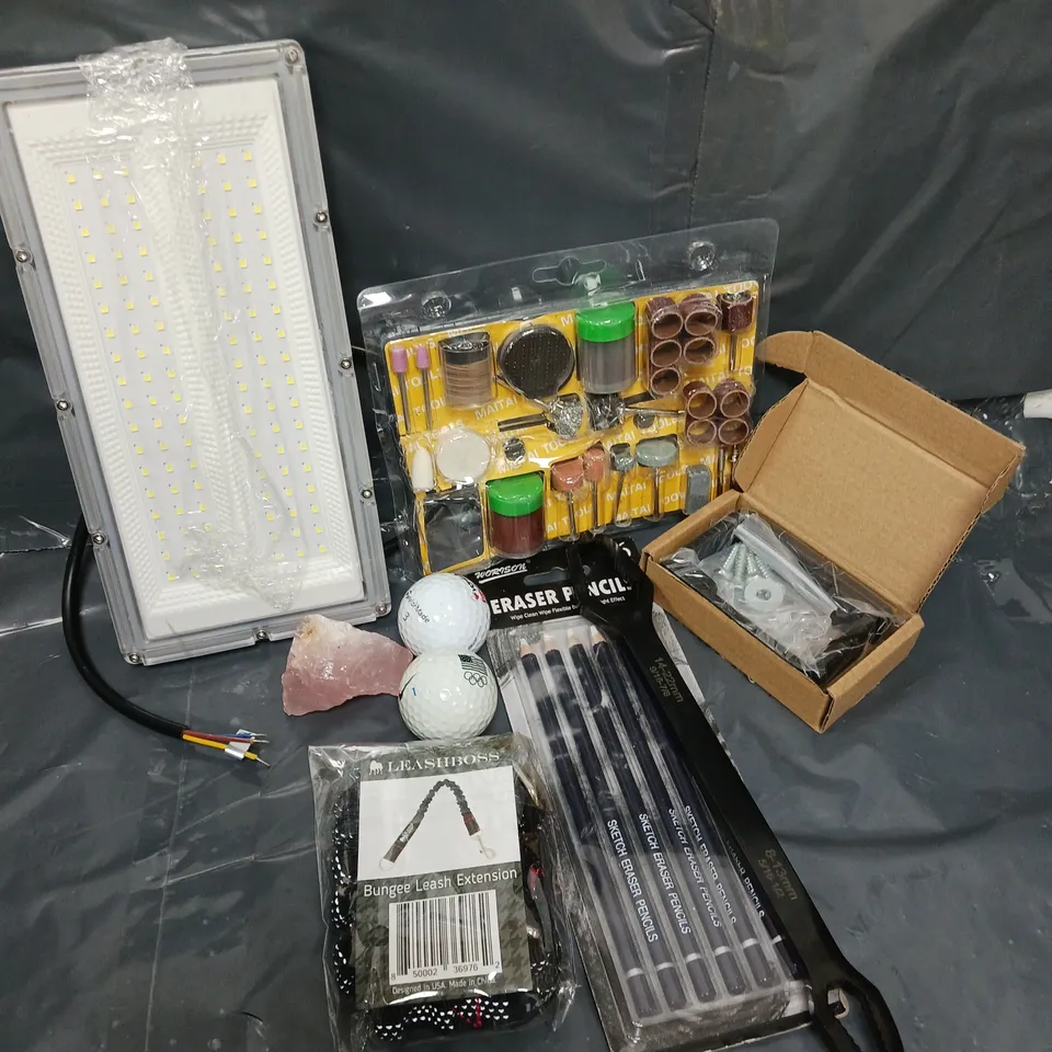 APROXIMATELY 12 ASSORTED HOUSEHOLD ITEMS TO INCLUDE LIGHTS, GOLF BALLS, LEASHBOSS BENGUU LEASH EXTENSION, ETC