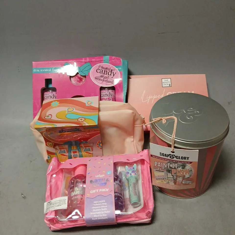 BOX OF APPROX 5 ASSORTED COSMETIC BOXSETS TO INCLUDE - SMIGGLE BATH & BODY GIFT PACK - SOAP & GLORYPAINT IT PINK SET - THE BEAUTY CROP LIPPED CREAM X5 LIP OIL - ETC