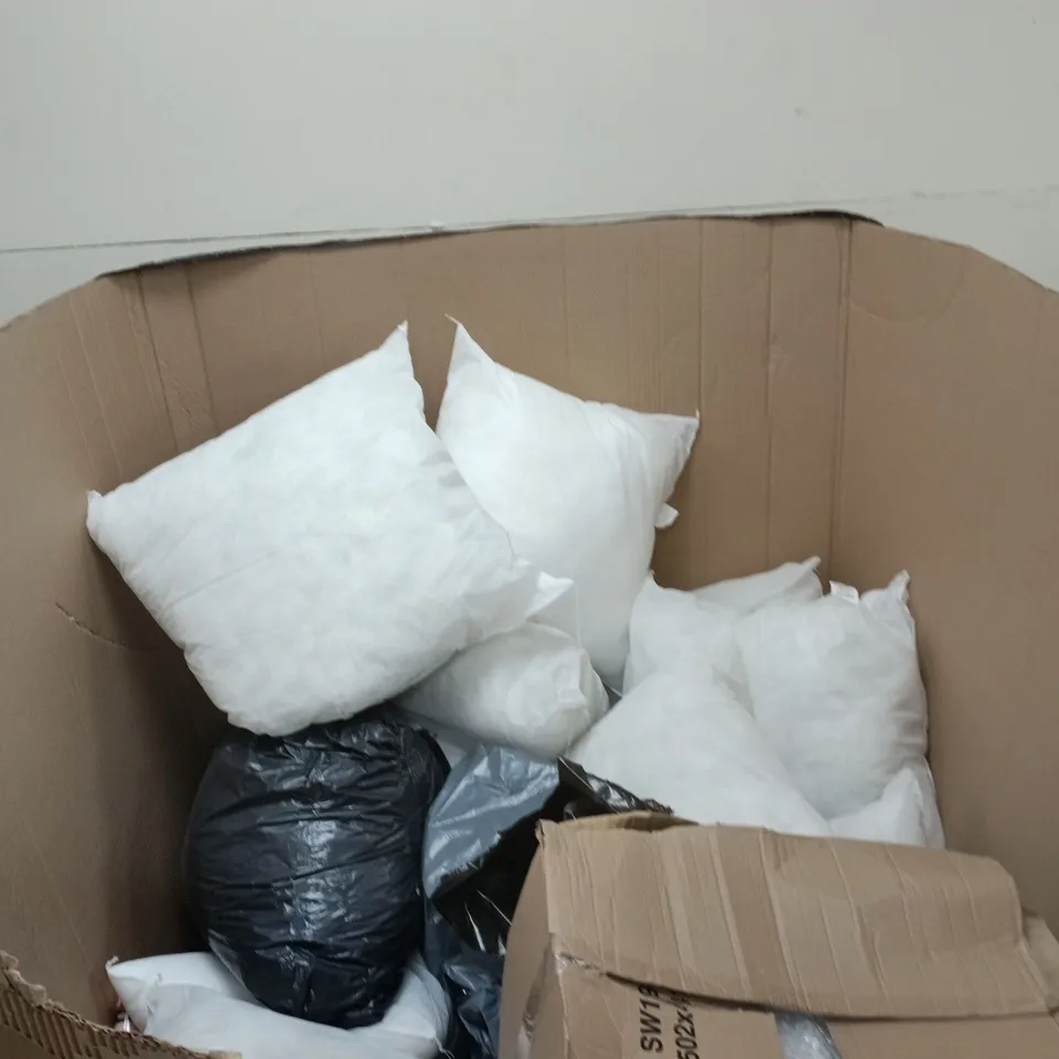 PALETTE OF APPROXIMATELY 40 ASSORTED ITEMS INCLUDING PILLOWS, BUBBLE WRAP AND A BAG