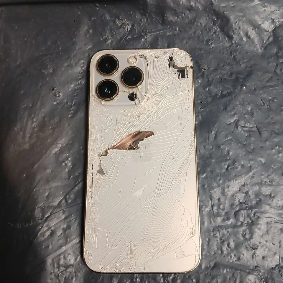 APPLE IPHONE SMARTPHONE - WHITE & GOLD - DAMAGED (FRONT & BACK CRACKED)