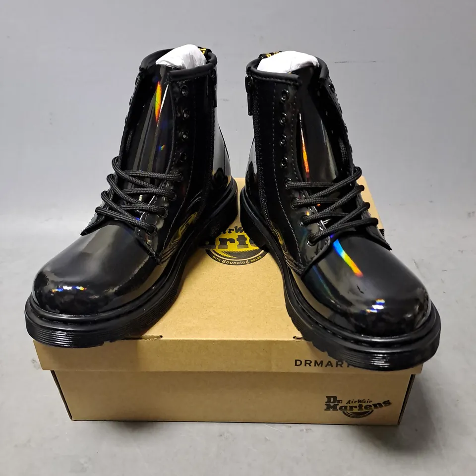 BOXED PAIR OF DR MARTENS CHILD RAINBOW LACE UP BOOT IN BLACK SIZE 1