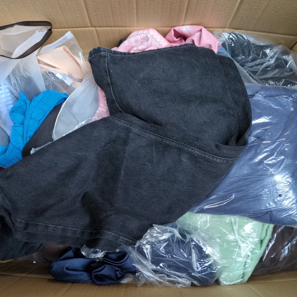 APPROXIMATELY 30 ASSORTED CLOTHING ITEMS IN VARIOUS SIZES, STYLES & COLOURS TO INCLUDE BRANDS SUCH AS RIVER ISLAND, JRC, F&F, ETC - COLLECTION ONLY