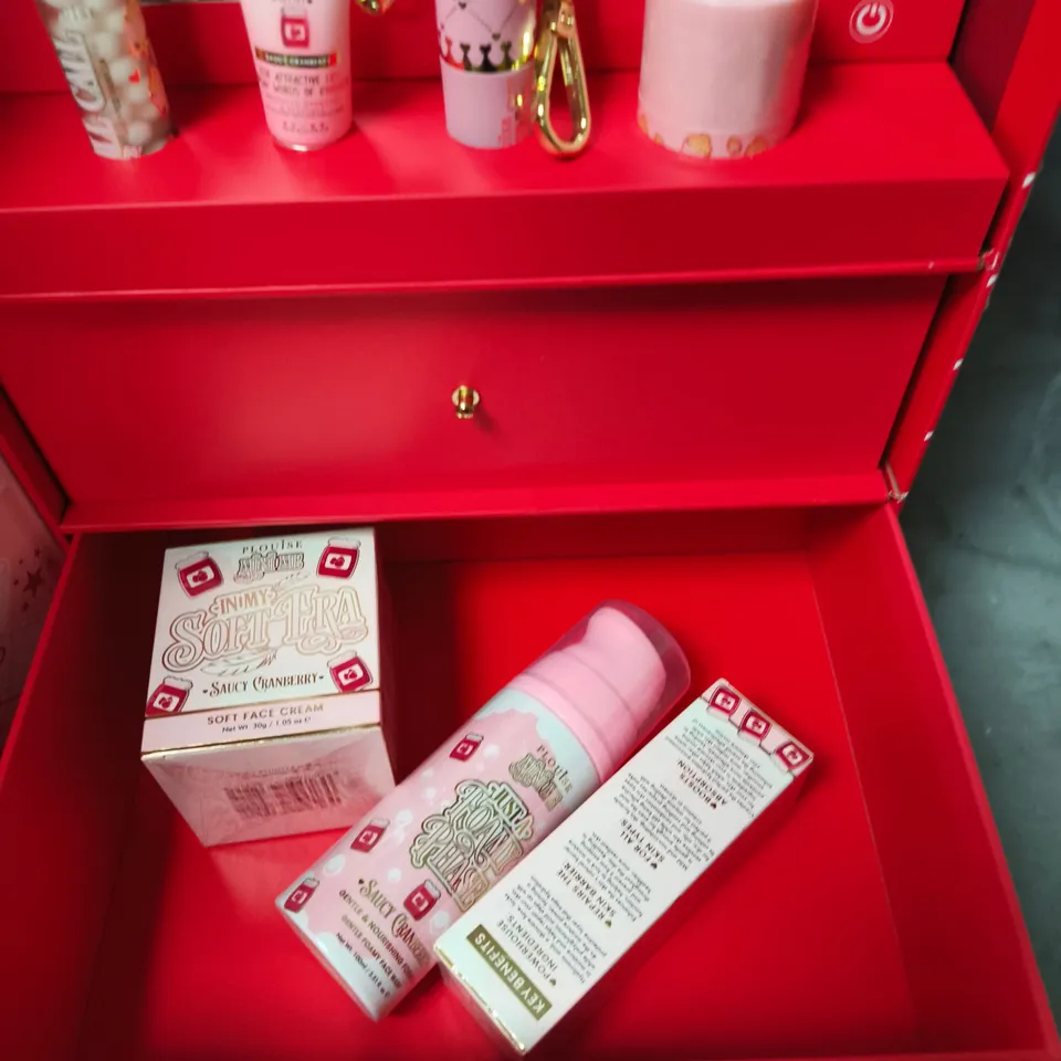 PLOUISE MINI ME MINIWOOD VANITY STATION MAKE-UP SET – PINK WITH BRUSHES & WHIPPED WONDERLAND PALETTE