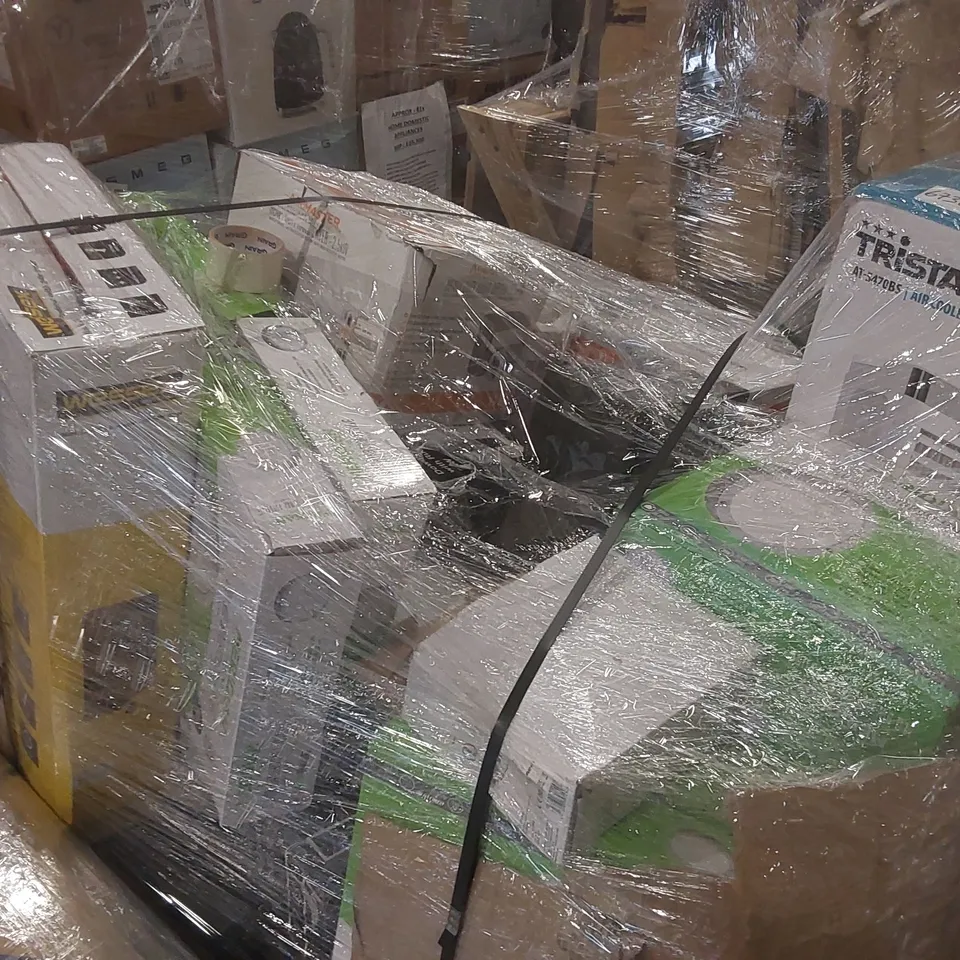 PALLET CONTAINING APPROXIMATELY 50x HIGH STREET BRANDED UNCHECKED GOODS