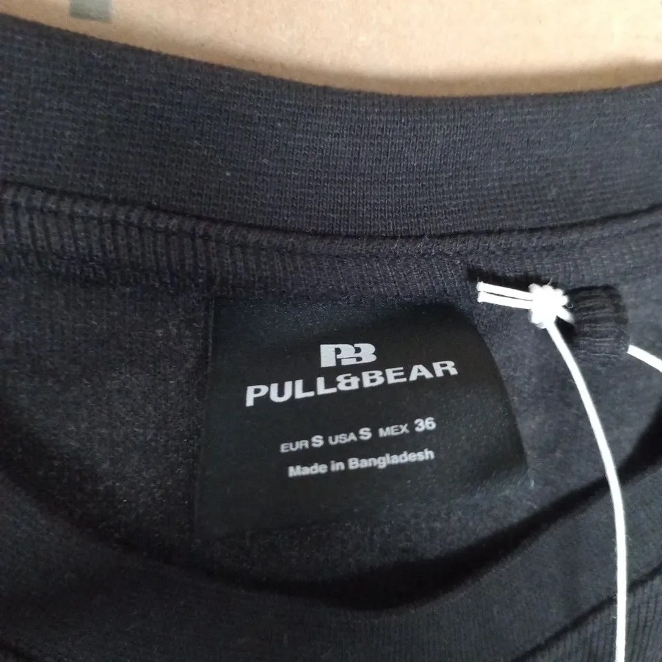 PULL&BEAR BLACK BOXY FIT T‑SHIRT – UK S (EU 36 / US S) CREST BACK PRINT