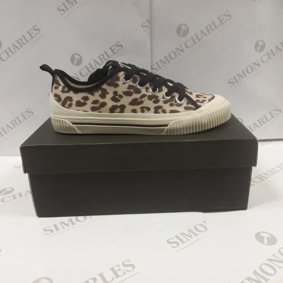 BOXED PAIR OF LEYTON CANVAS TRAINERS UK SIZE 6