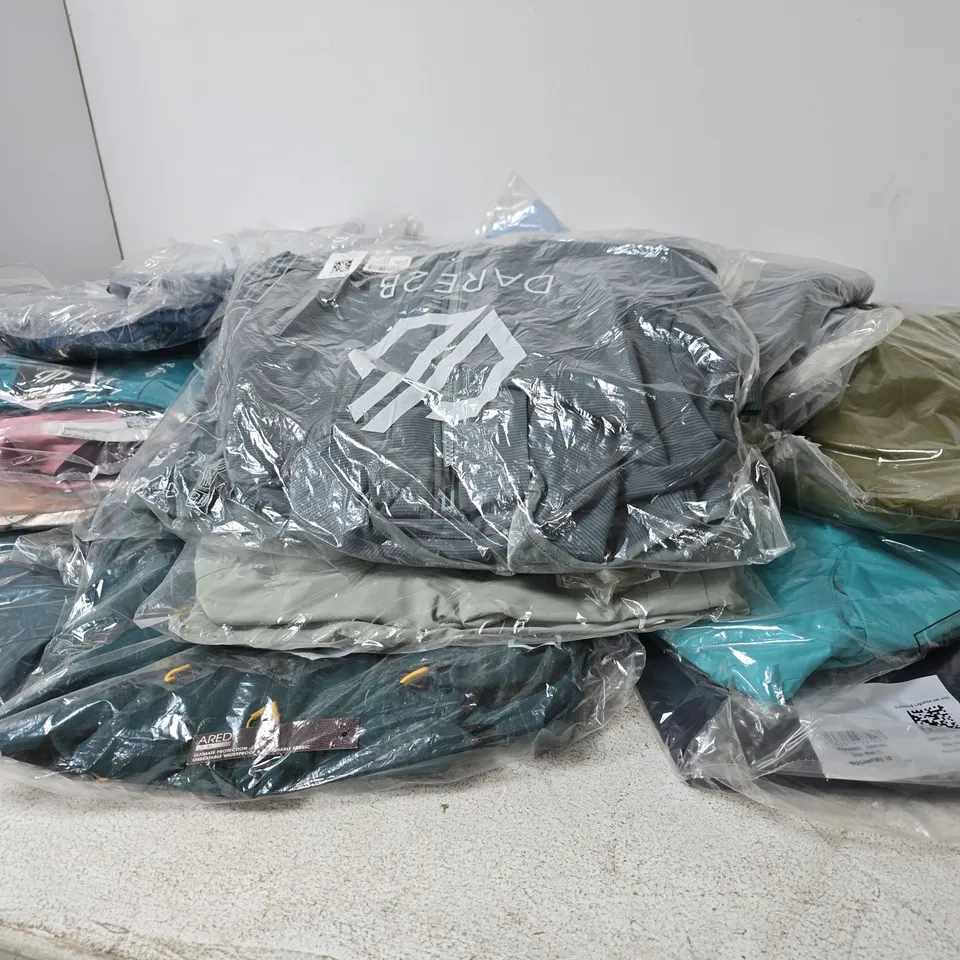 BOX OF APPROXIMATELY 30 BRAND NEW REGATTA CLOTHING ITEMS IN VARIOUS STYLES , COLOURS AND SIZES