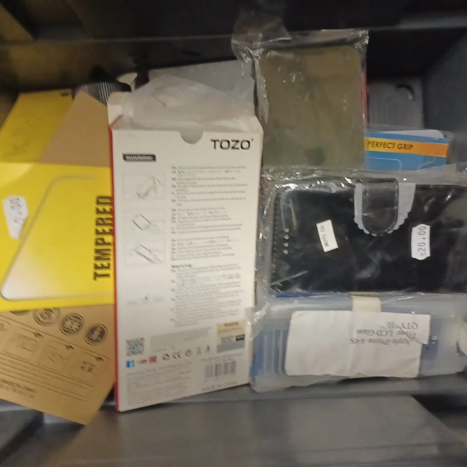 LOT OF APPROXIMATELY 17 ASSORTED ITEMS TO INCLUDE - APPLE IPHONE 5 LCD GLASS - TEC GLASS SCREEN PROTECTOR - TOMMY HILFIGER PHONE CASE ECT