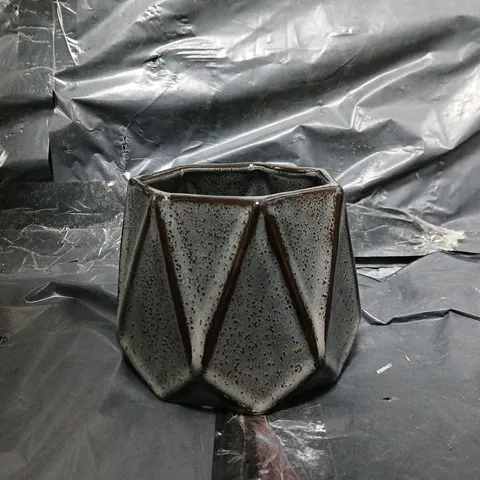 5 BOXED HELMA FLOWER POT IN GREY 