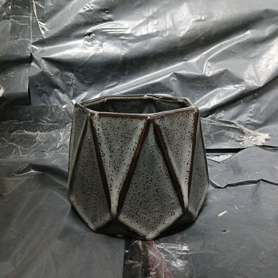 5 BOXED HELMA FLOWER POT IN GREY 